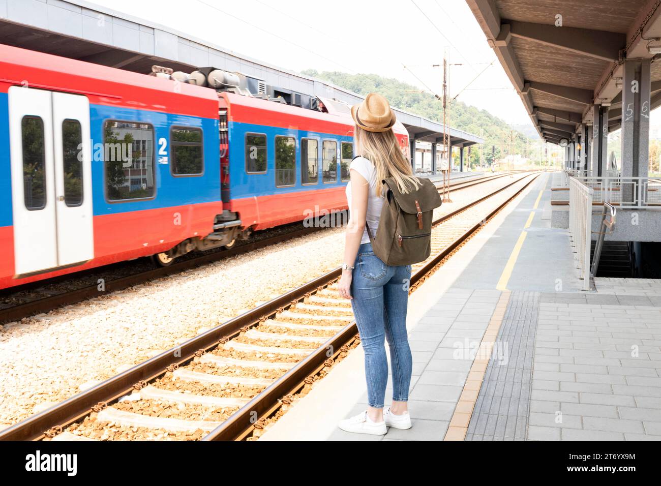 Stazione ferroviaria Traveller Woman Foto Stock