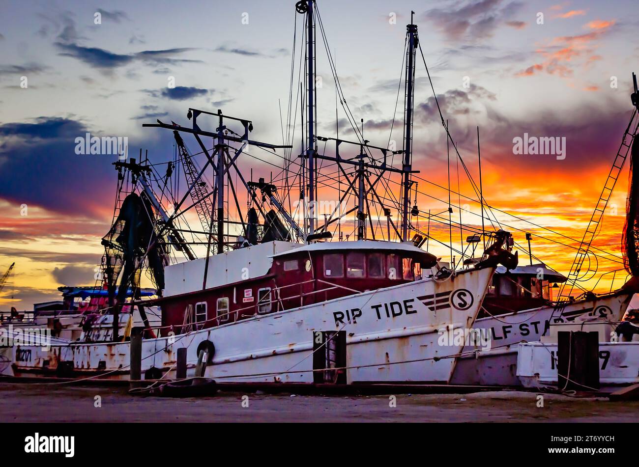 Le barche per i gamberi sono raffigurate al tramonto, 8 novembre 2023, a Bayou la Batre, Alabama. La città è conosciuta come la capitale del pesce dell'Alabama. Foto Stock