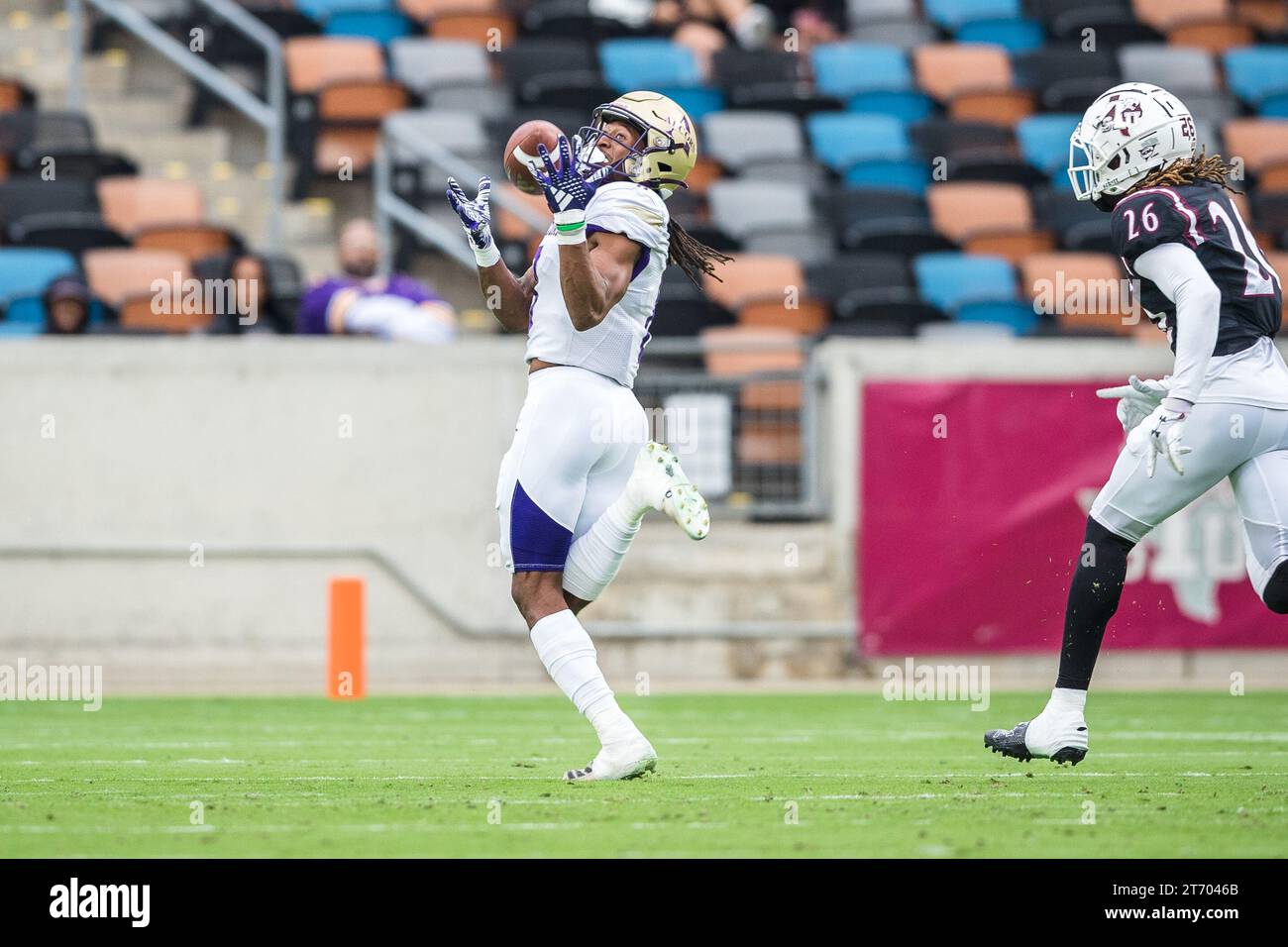 12 novembre 2023: Il wide receiver degli Alcorn State Braves Tevarrius Adams (8) riceve un passaggio come cornerback dei Texas Southern Tigers Nahamani Harris (26) difende nella partita di football NCAA tra gli Alcorn State Braves e i Texas Southern Tigers allo Shell Energy Stadium di Houston, Texas. Prentice C. James via Cal Sport Media (immagine di credito: © Prentice C. James/Cal Sport Media) Foto Stock