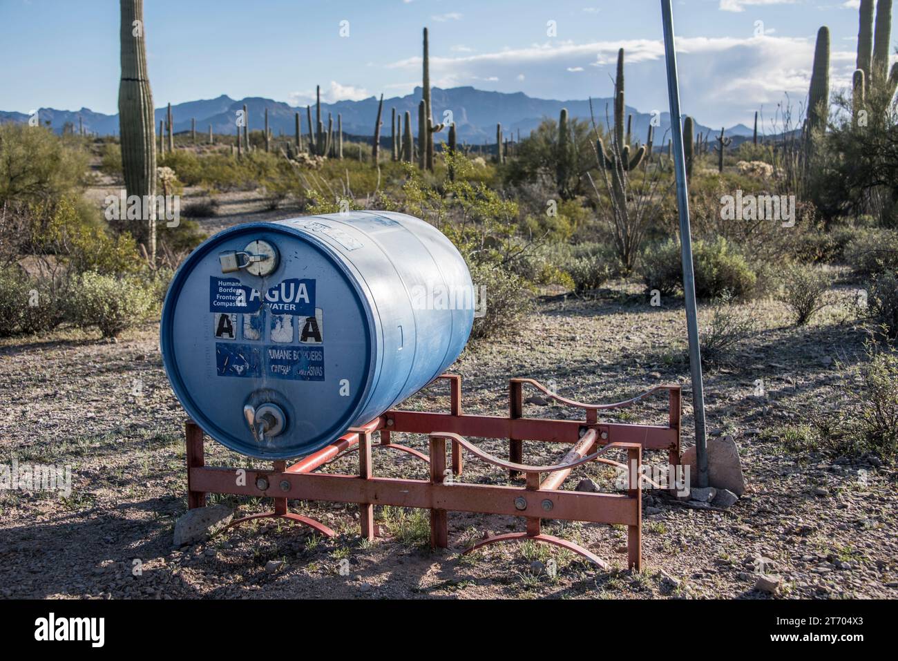 Un fusto di acqua da 50 galloni fornito da frontiere umane, per assistere gli immigrati clandestini durante l'attraversamento del deserto di Sonora, Organ Pipe Cactus National Mon Foto Stock