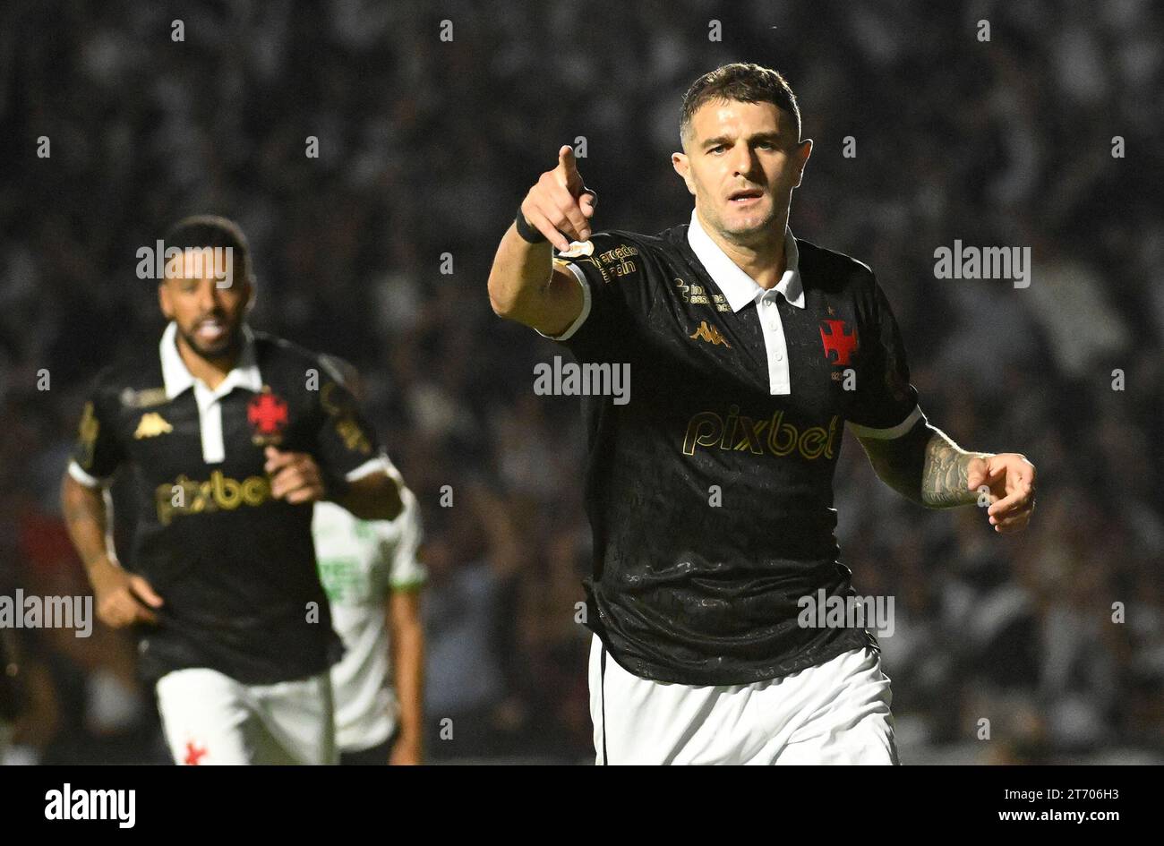 Rio de Janeiro-Brasile, 12 novembre 2023. Vasco squadra Veguet celebra il suo gol nella vittoria contro l'América mg, valida per il campionato brasiliano di calcio allo stadio São Januário credito: Andre Paes/Alamy Live News Foto Stock