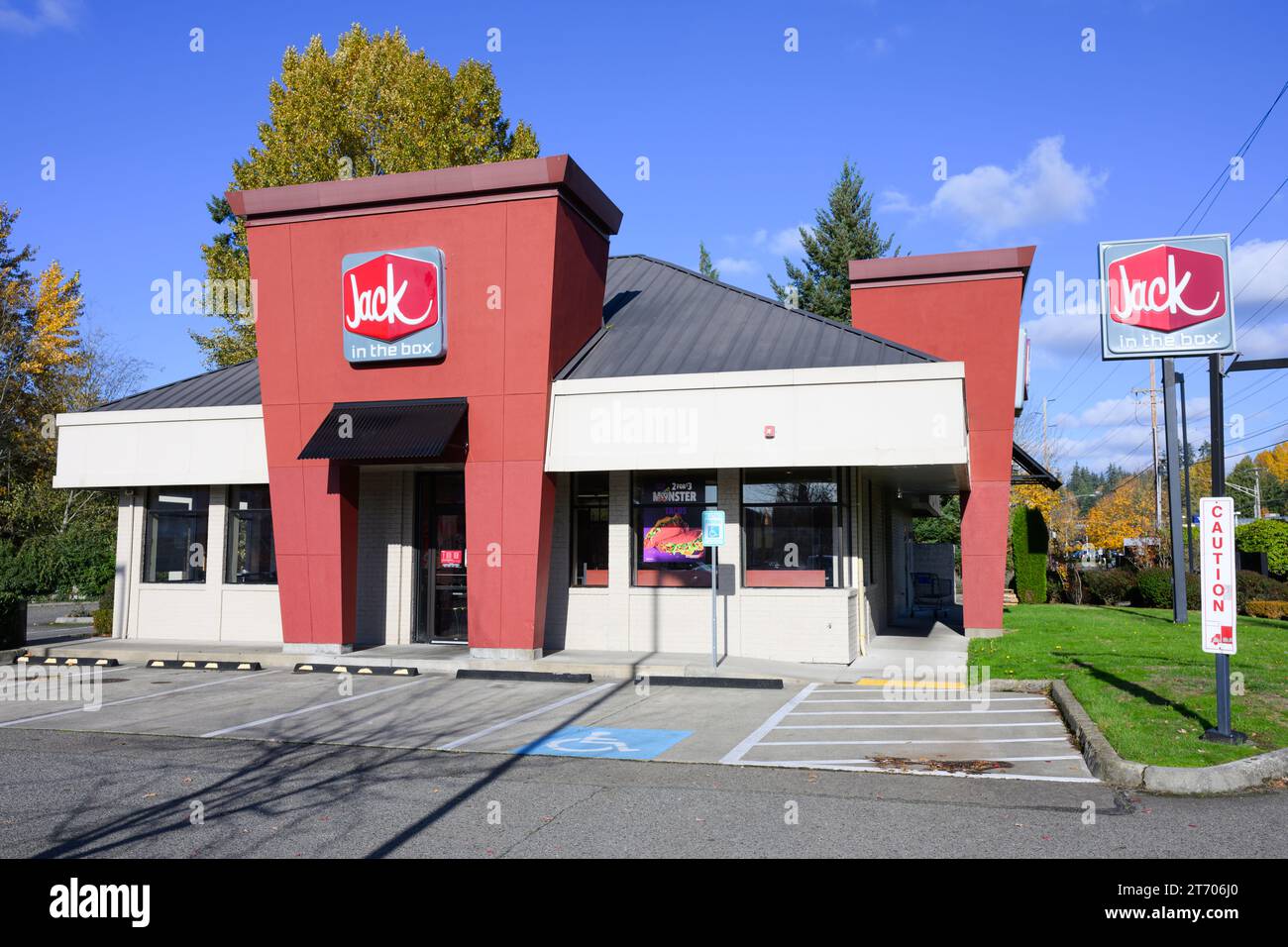 Lynnwood, Washington, USA - 8 novembre 2023; edificio del ristorante fast food Jack in the Box con insegna e logo Foto Stock