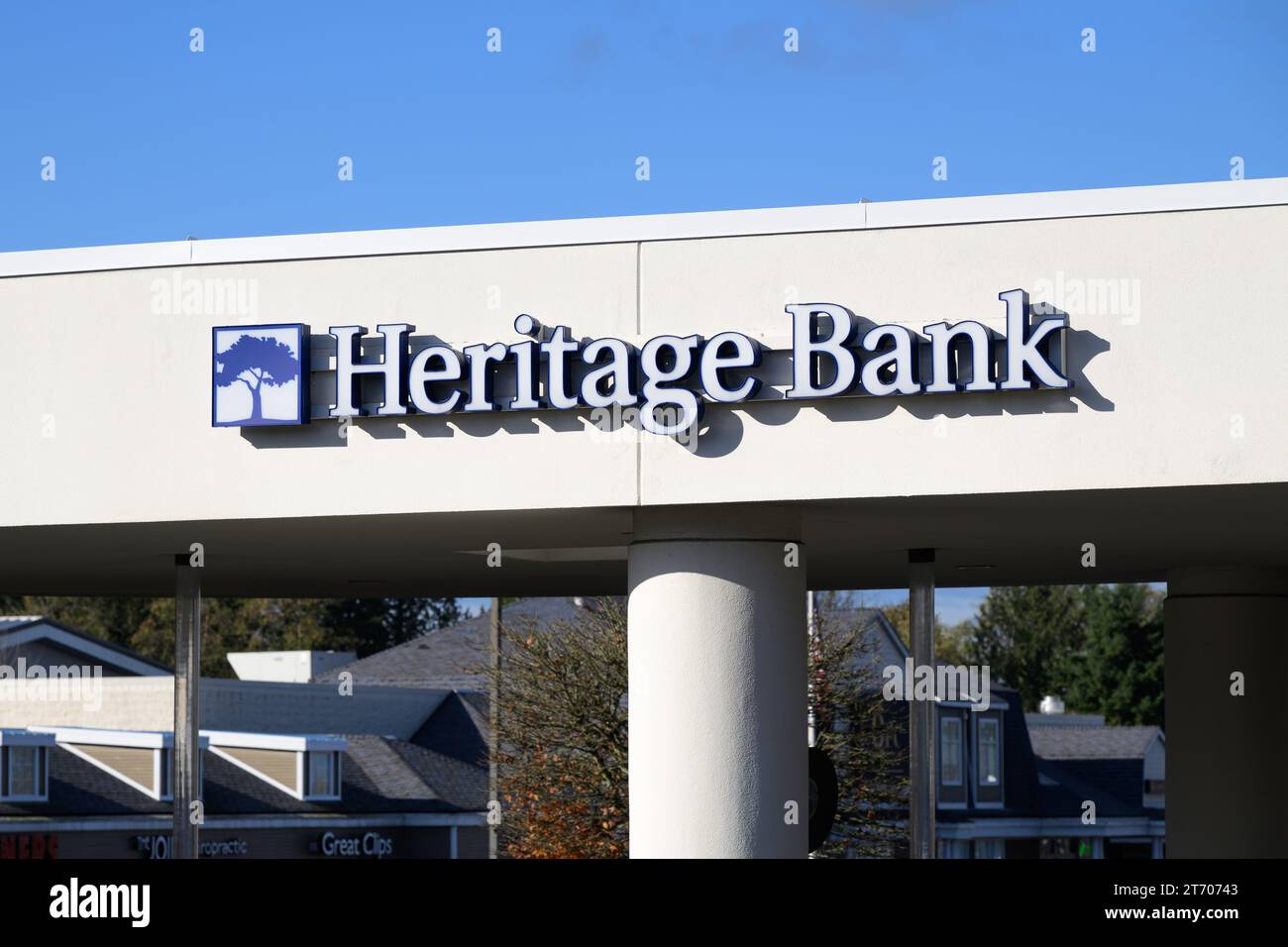 Mukilteo, WA, USA - 8 novembre 2023; cartello con logo sulla Heritage Bank Location Foto Stock