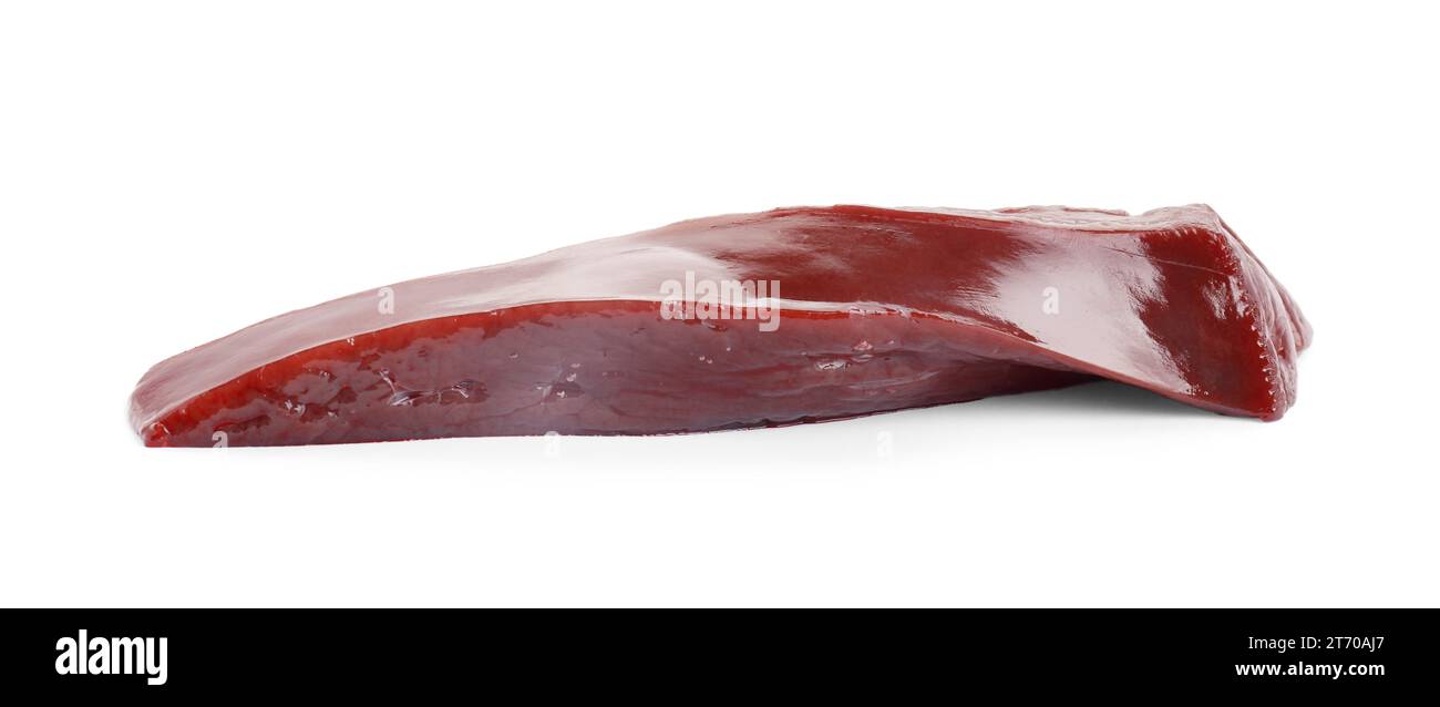 Pezzo di fegato di manzo crudo isolato su bianco Foto Stock