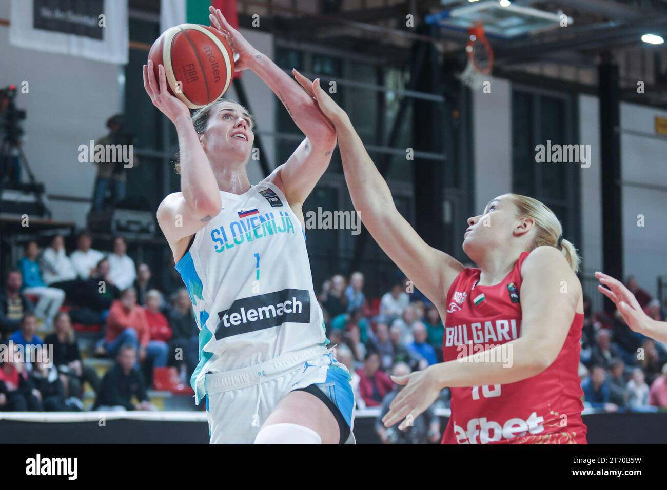 (231113) -- LUBIANA, 13 novembre 2023 (Xinhua) -- Eva Lisec (L) slovena si aggiudica un layup durante la partita del gruppo B delle qualificazioni FIBA Women's EuroBasket 2025 tra Slovenia e Bulgaria a Lubiana, Slovenia, il 12 novembre 2023. (Foto di Zeljko Stevanic/Xinhua) Foto Stock