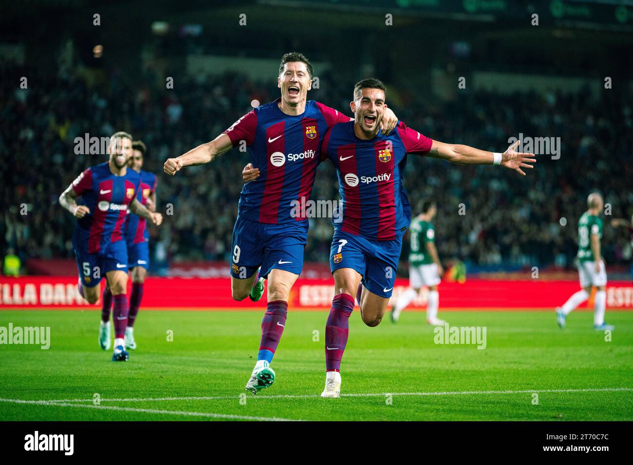 (231113) -- BARCELLONA, 13 novembre 2023 (Xinhua) -- Robert Lewandowski di Barcellona festeggia con Ferran Torres durante una partita di calcio della Liga tra FC Barcelona e Deportivo Alaves a Barcellona, Spagna, 12 novembre 2023. (Foto di Joan Gosa/Xinhua) Foto Stock