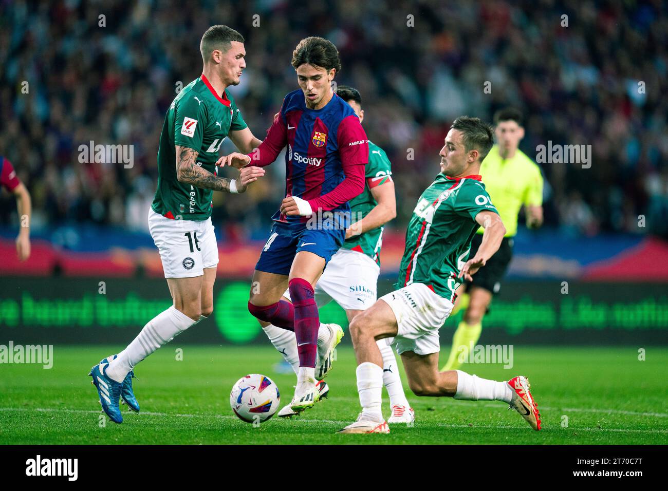 (231113) -- BARCELLONA, 13 novembre 2023 (Xinhua) -- Joao Felix (C) di Barcellona gareggia durante una partita di calcio la Liga tra il FC Barcelona e il Deportivo Alaves a Barcellona, Spagna, 12 novembre 2023. (Foto di Joan Gosa/Xinhua) Foto Stock