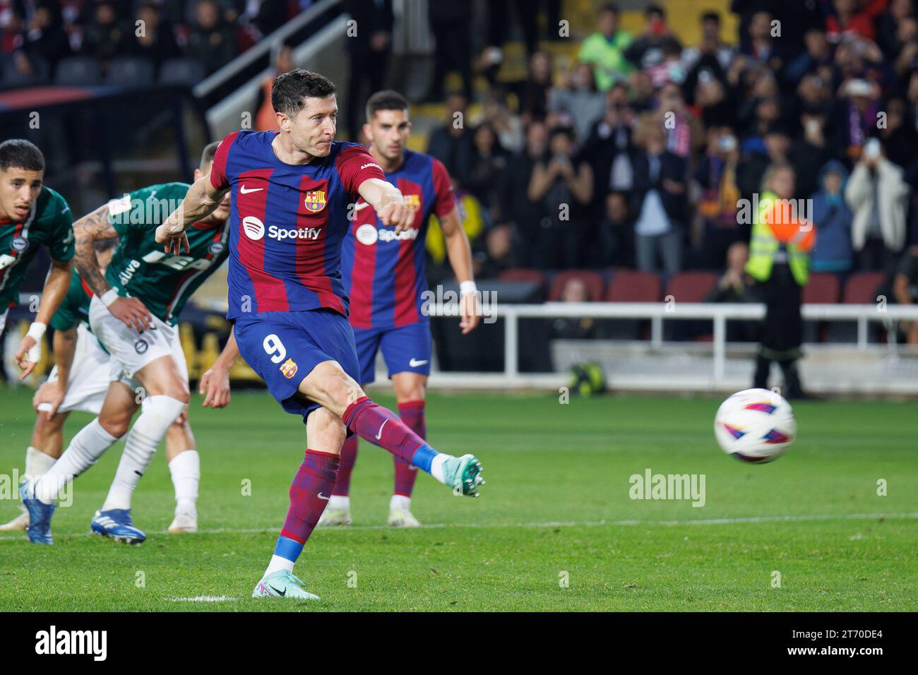 Barcellona, Spagna. 12 novembre 2023. Lewandowski in azione durante la partita LaLiga EA Sports tra FC Barcelona e Deportivo Alaves all'Estadi Olimpic Lluis Companys di Barcellona, Spagna. Credito: Christian Bertrand/Alamy Live News Foto Stock