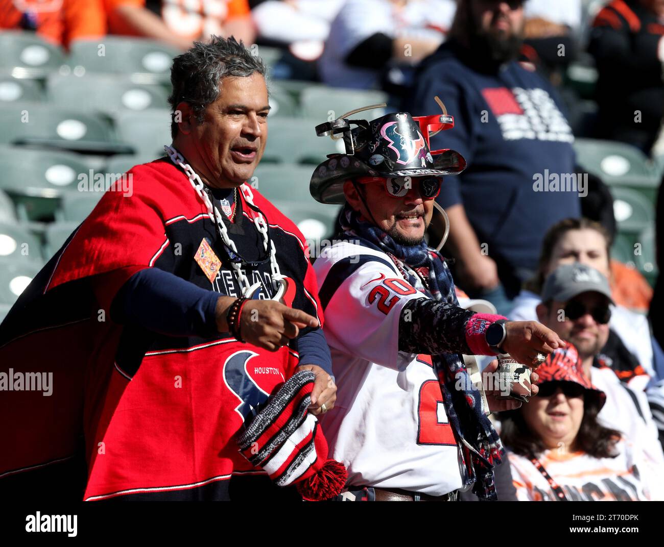 Cincinnati, Stati Uniti. 12 novembre 2023. I tifosi di football tifosi tifosi per le squadre durante la partita tra gli Houston Texans e i Cincinnati Bengals al Paycor Stadium di domenica 12 novembre 2023 a Cincinnati. Ohio. Foto di John Sommers II/UPI Credit: UPI/Alamy Live News Foto Stock