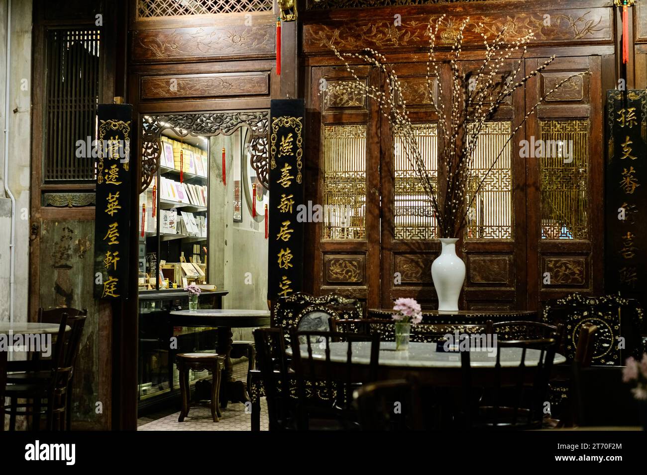 Interno di Warung Old China, un ristorante Peranakan nel centro di Kuala Lumpur, Malesia, con tradizionali mobili cinesi di legno nero dello stretto Foto Stock