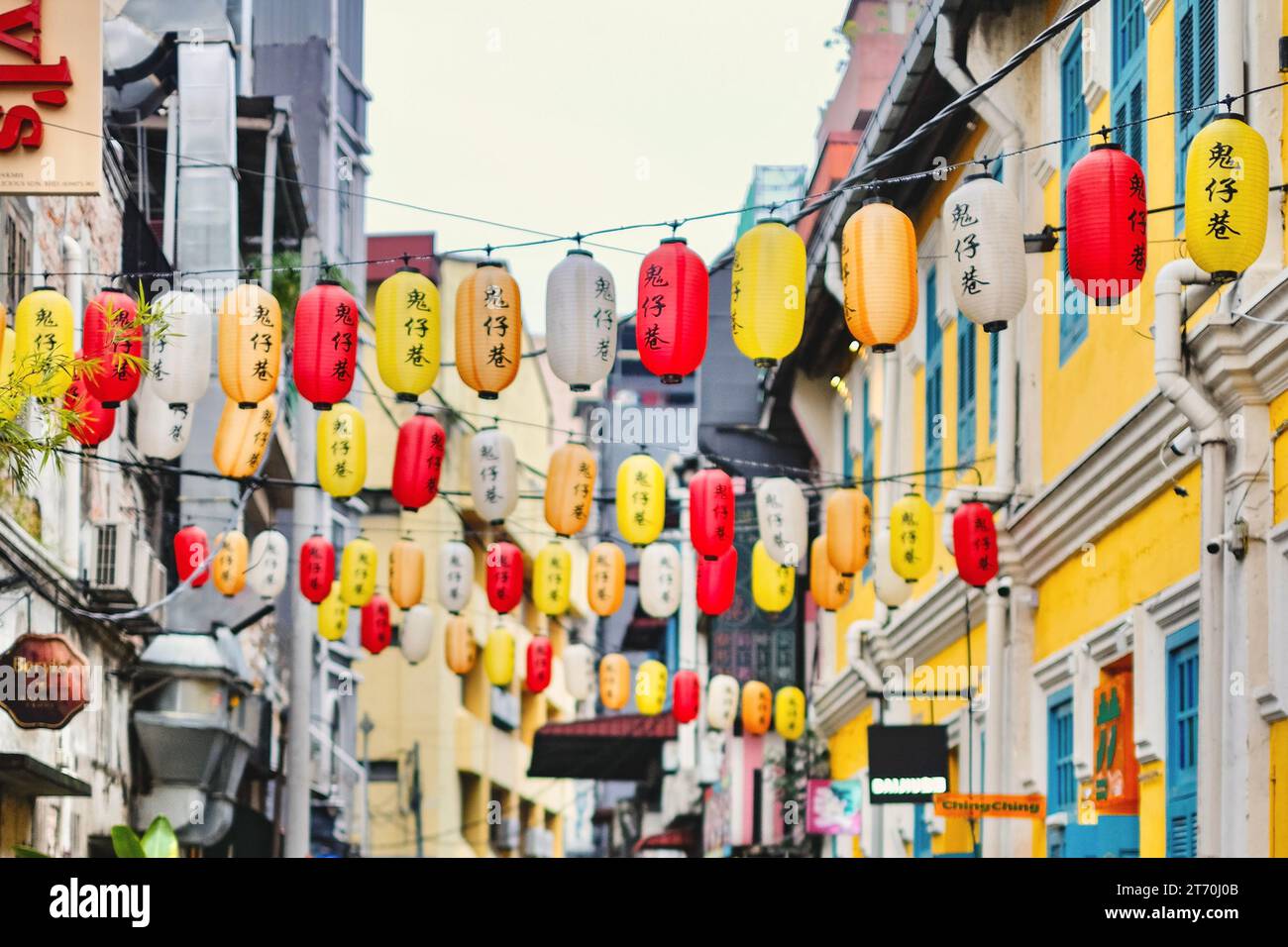 Lanterne cinesi appese su colorati fronti commerciali nei vicoli di Kwai Chai Hong - Kuala Lumpur, Malesia Foto Stock