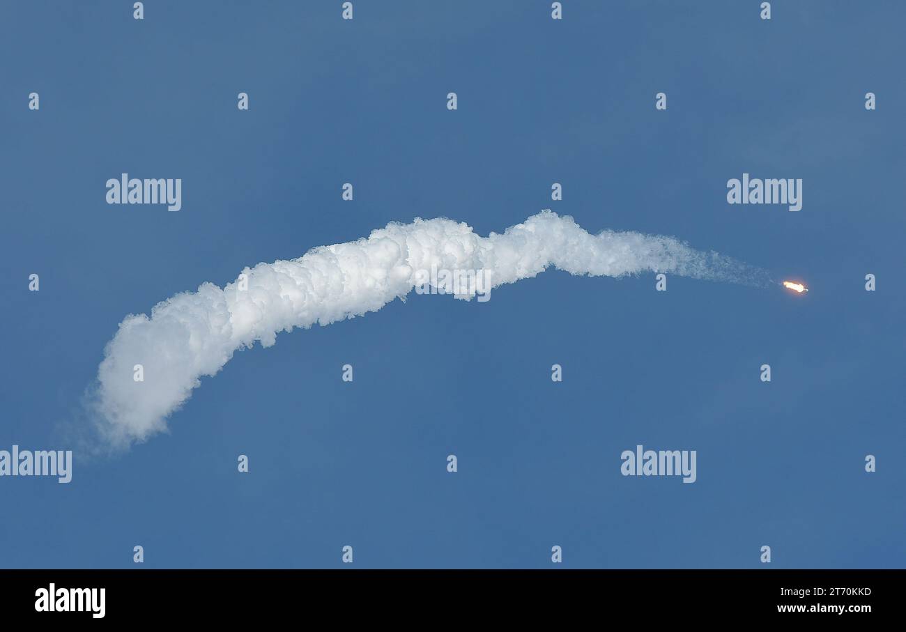 Cape Canaveral, Stati Uniti. 12 novembre 2023. Un razzo SpaceX Falcon 9 lascia una pista dopo aver lanciato la terza coppia di satelliti O3b mPower per la società lussemburghese SES dal pad 40 alla stazione spaziale di Cape Canaveral a Cape Canaveral. La missione metterà due dei satelliti costruiti dalla Boeing che forniscono Internet in orbita terrestre media. Credito: SOPA Images Limited/Alamy Live News Foto Stock