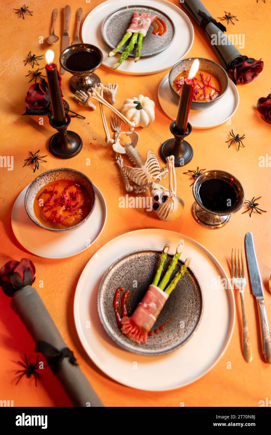 Cena di Halloween per adulti, momenti di divertimento Foto Stock