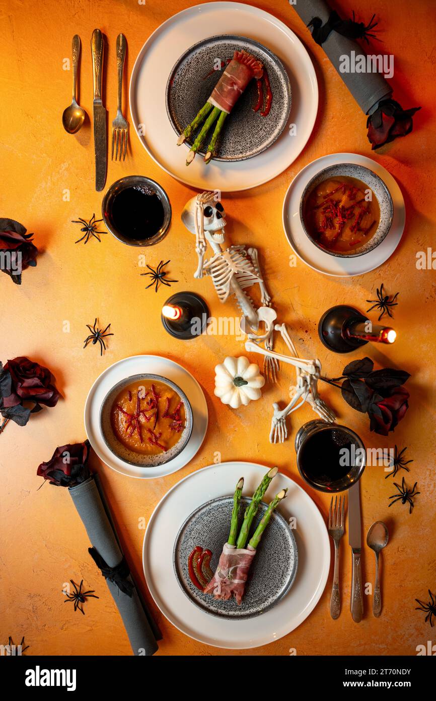 Cena di Halloween per adulti, momenti di divertimento Foto Stock