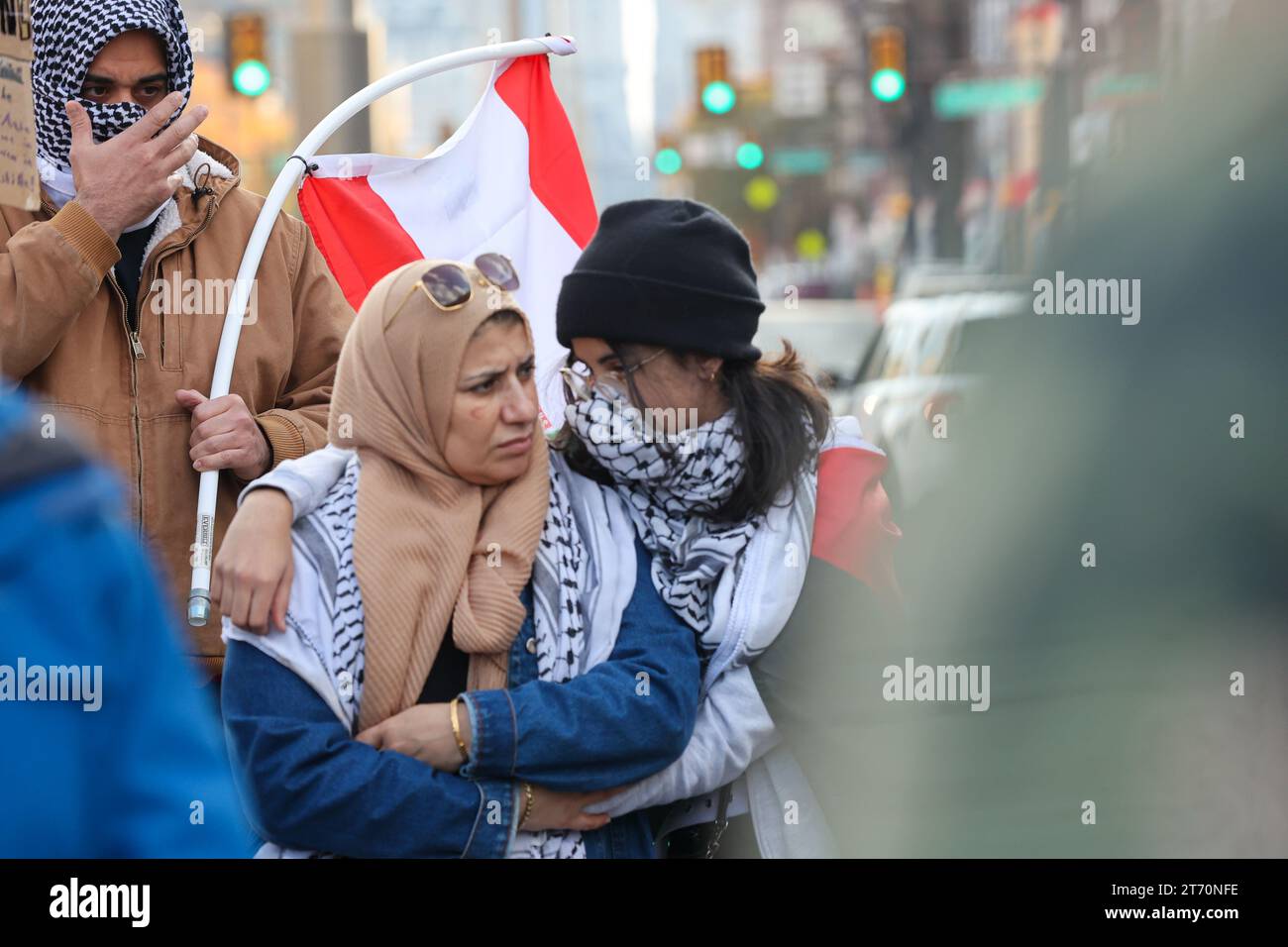 La Philly Palestine Coalition ha organizzato una sessione pro-Palestina, anti-Israele, raduno, marzo e apprendimento a Filadelfia, PA, USA, l'11 novembre 2023. Il traffico era bloccato di proposito tra N. Broad e N. Gerard Street. Canti, affermazioni e una dichiarazione scritta hanno radunato una grande folla prima di marciare verso il municipio. (Foto di Robyn Stevens Brody/Sipa USA) Foto Stock