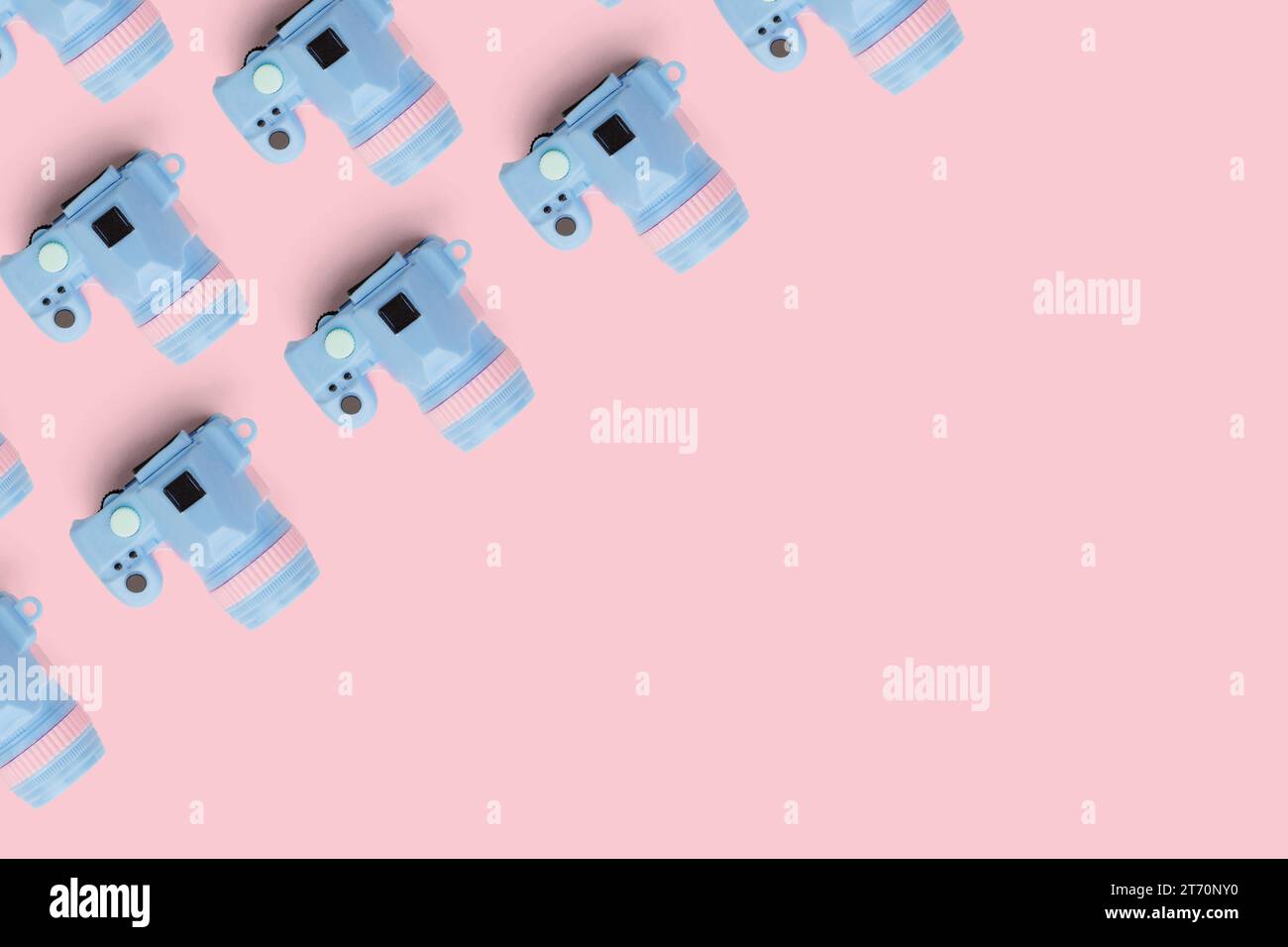 Pattern con fotocamera su sfondo color pastello, vista dall'alto Foto Stock