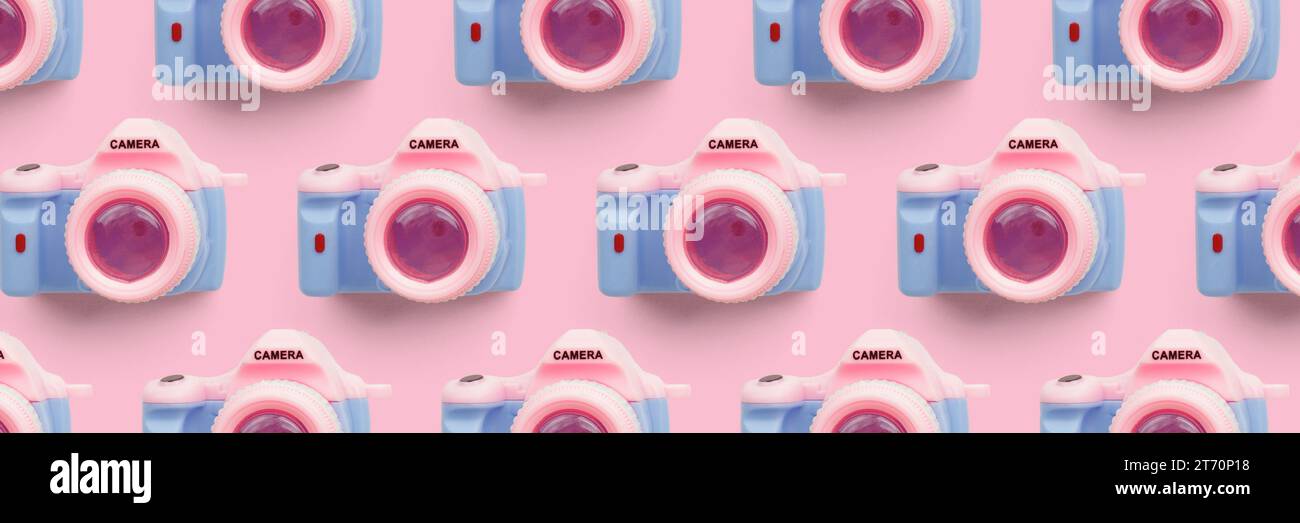 Pattern con fotocamera su sfondo color pastello, vista dall'alto Foto Stock