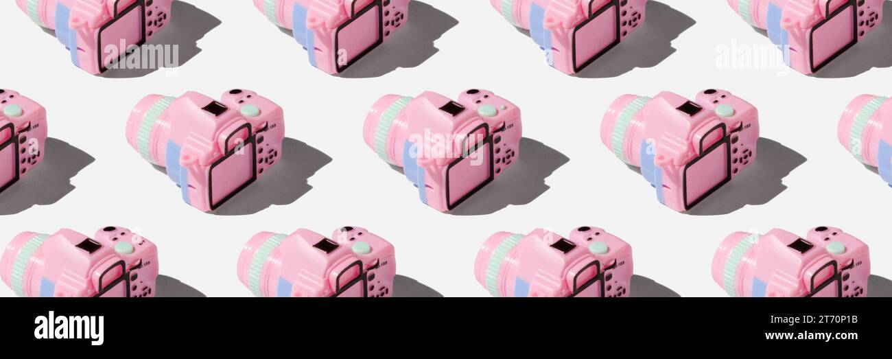 Pattern con fotocamera su sfondo color pastello Foto Stock