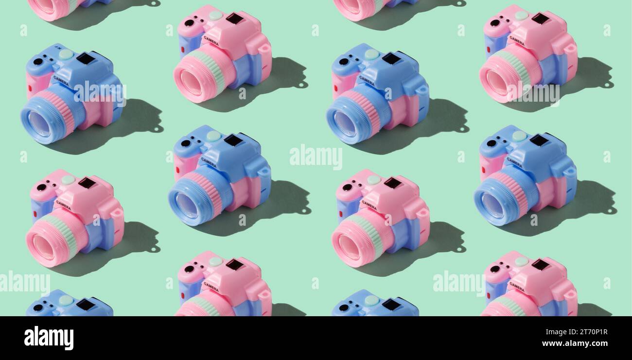 Pattern con fotocamera su sfondo color pastello Foto Stock
