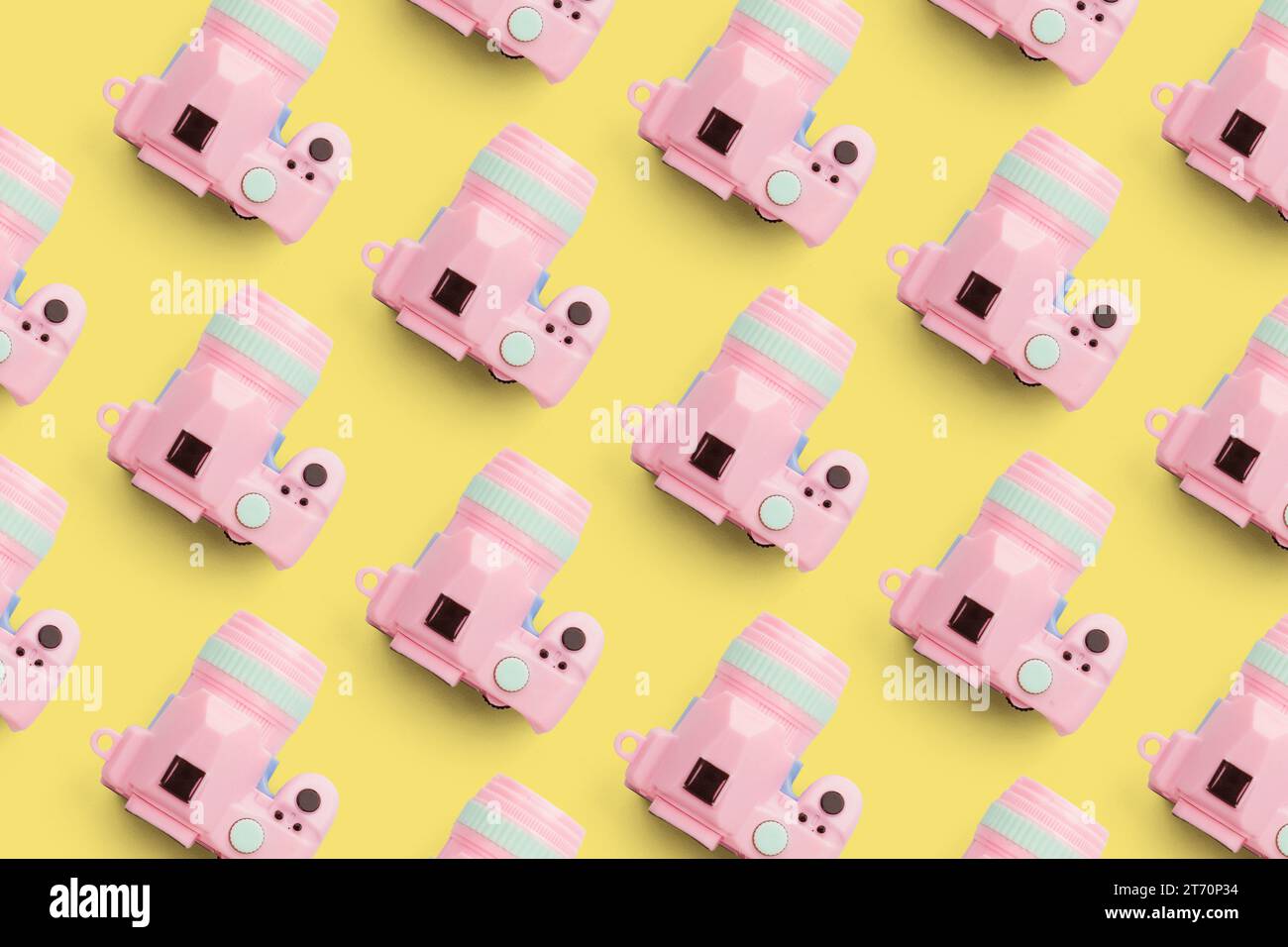 Pattern con fotocamera su sfondo color pastello, vista dall'alto Foto Stock