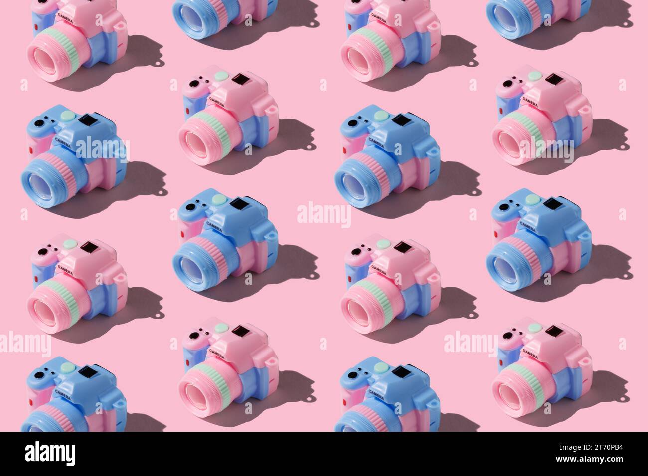 Pattern con fotocamera su sfondo color pastello Foto Stock