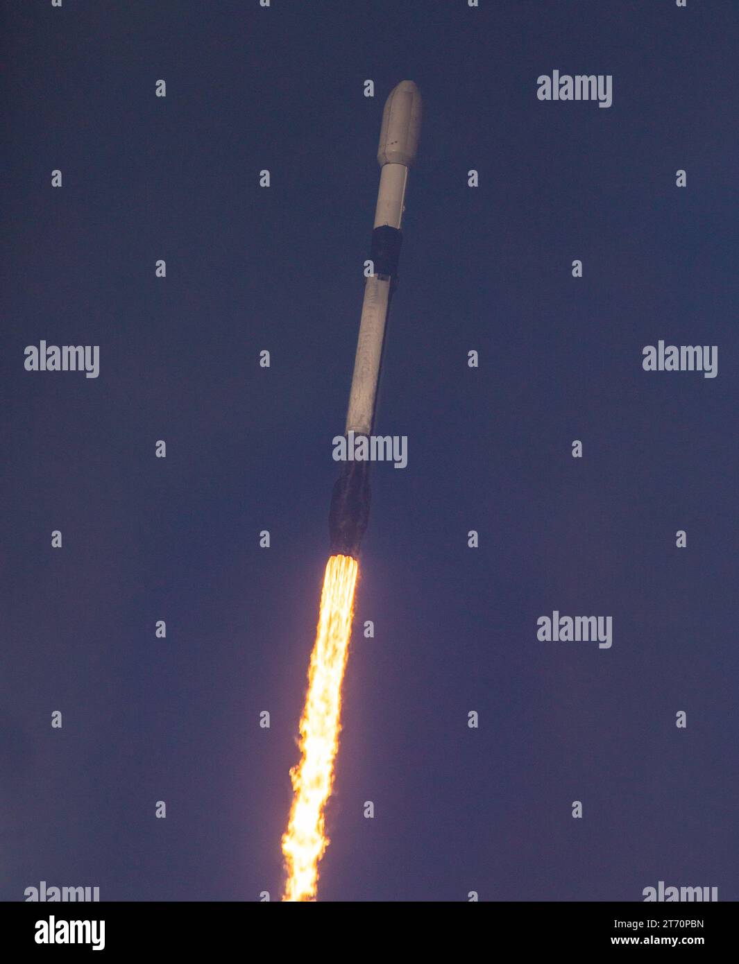 Litoff foto dentro e fuori dalle nuvole di SpaceX Falcon 9 satelliti SES 03b mPower 5&6 Liftoff alle 4:08 EST Cape Canaveral Florida 12 novembre 2023 da SLC-40 Brevard County. Questo è il 84° lancio di SpaceX nel 2023 sia dalla East Coast che dalla West Coast. (Foto di Scott Schilke/Sipa USA) Foto Stock