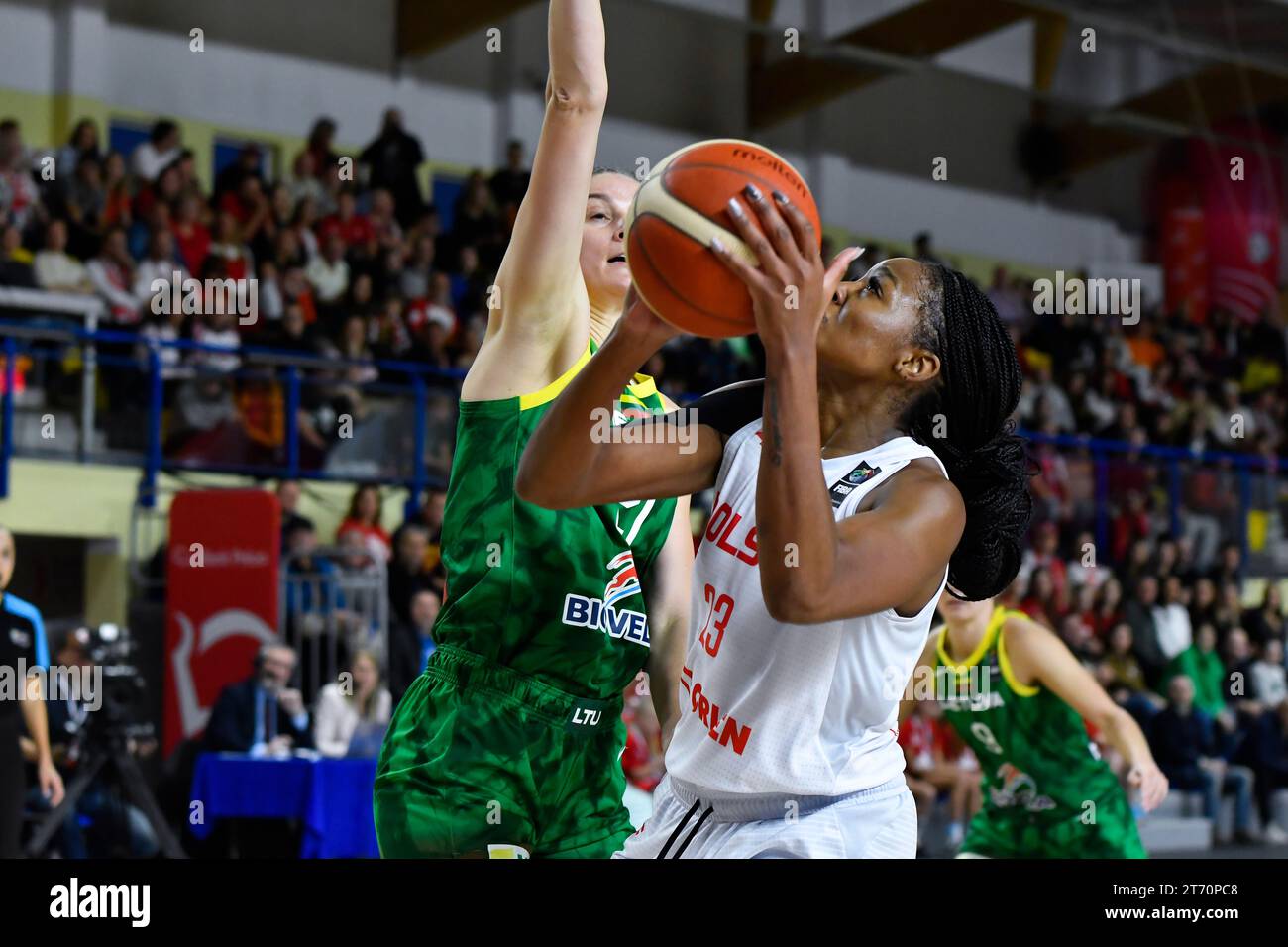 Stephanie Mavunga (Pol) durante il match di qualificazione FIBA Women's Eurobasket 2025 tra Polonia e Lituania, Polonia, il 12 novembre 2023 (foto di Michal Dubiel/SIPA USA) Foto Stock