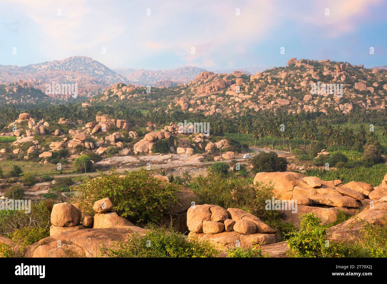 Vista aerea del paesaggio di Hampi al tramonto dalla cima di una collina a Karnataka, India Foto Stock