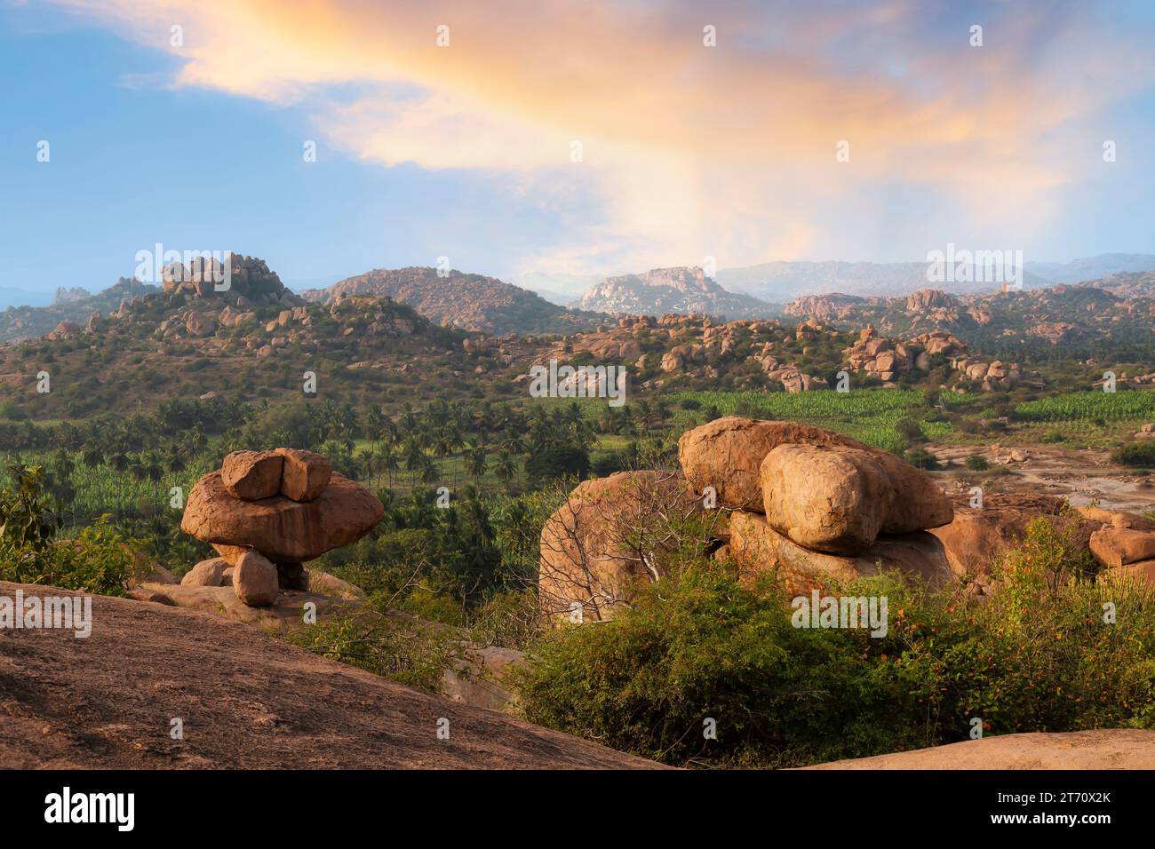 Vista aerea del paesaggio di Hampi al tramonto dalla cima di una collina a Karnataka, India Foto Stock