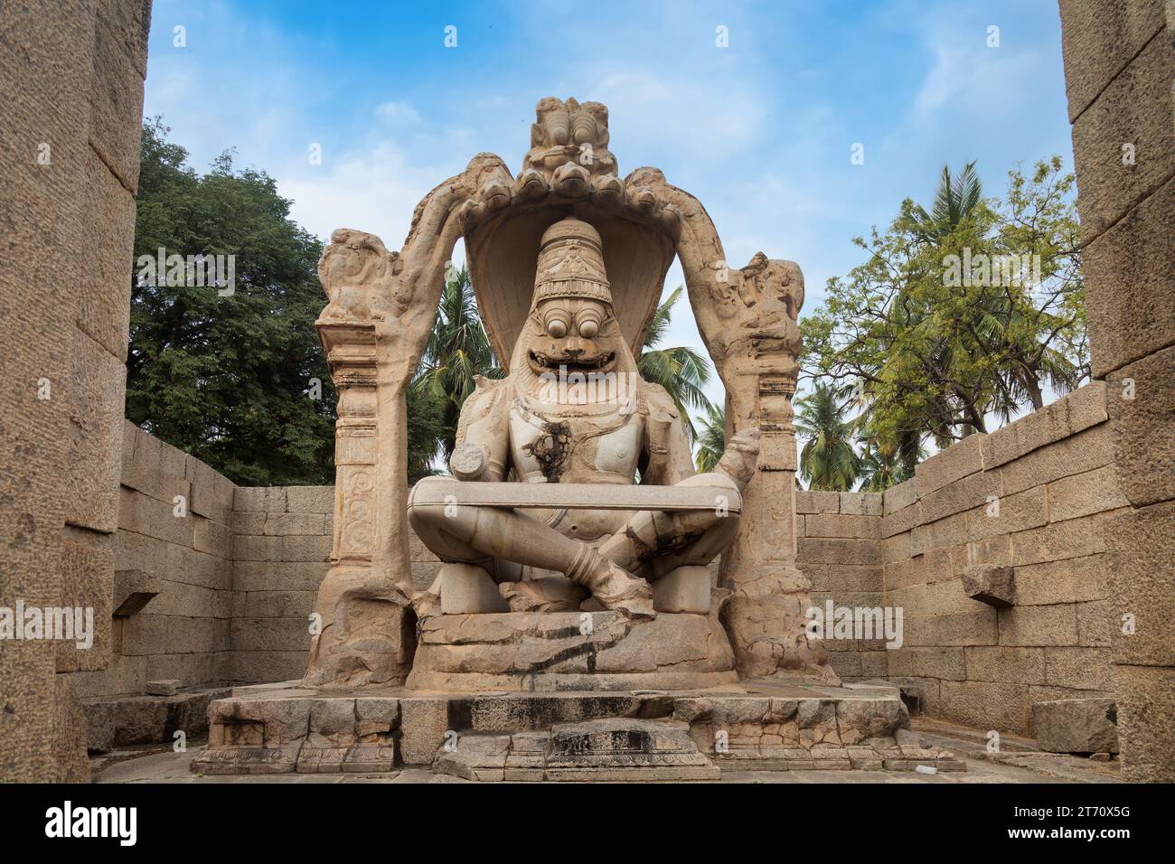 Tempio medievale in pietra Lakshmi Narasimha costruito nell'anno 1528 a Hampi Karnataka, India. Foto Stock