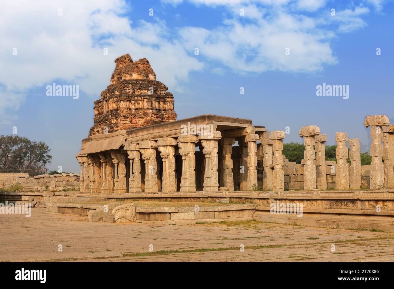 Antiche rovine di architettura in pietra all'interno del complesso del tempio di Vijaya Vittala a Hampi Karnataka, India. Foto Stock