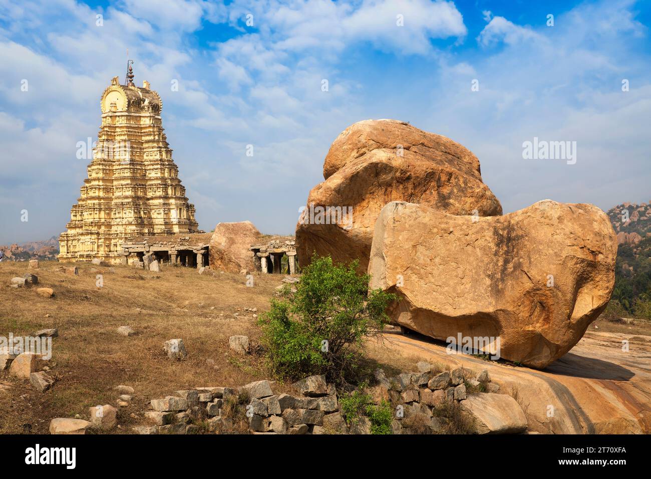 Tempio di Virupaksha con paesaggio panoramico di Hampi e paesaggio urbano al tramonto a Karnataka, India Foto Stock