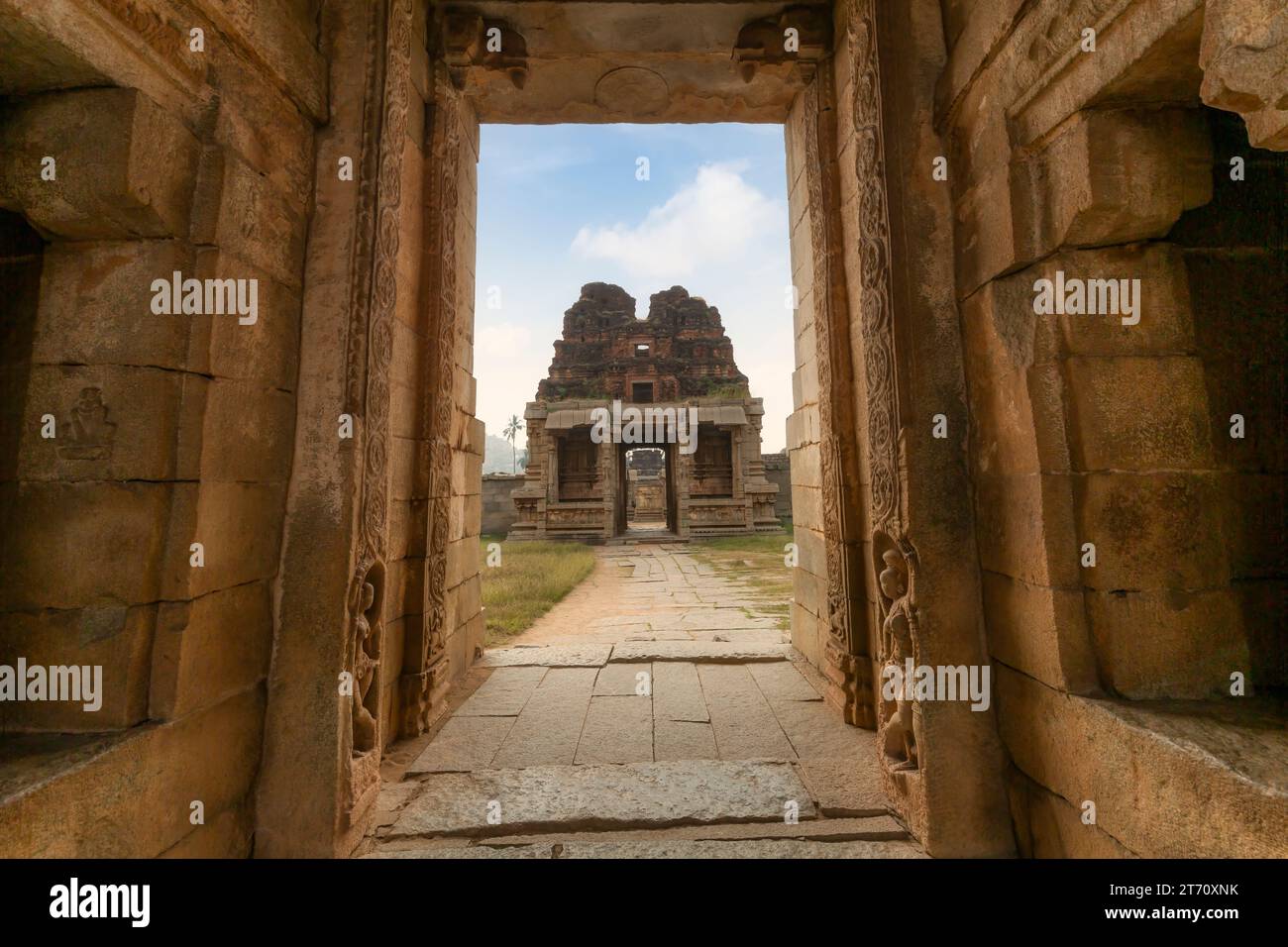 Tempio di Achyuta Raya rovine di architettura medievale a Hampi Karnataka, India. Sito patrimonio dell'umanità dell'UNESCO Foto Stock