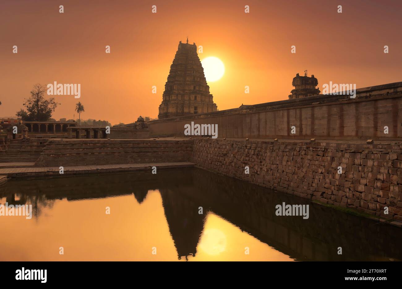 Tempio Virupaksha all'alba, costruito nel XIV secolo a Hampi Karnataka, India. Sito patrimonio dell'umanità dell'UNESCO. Foto Stock