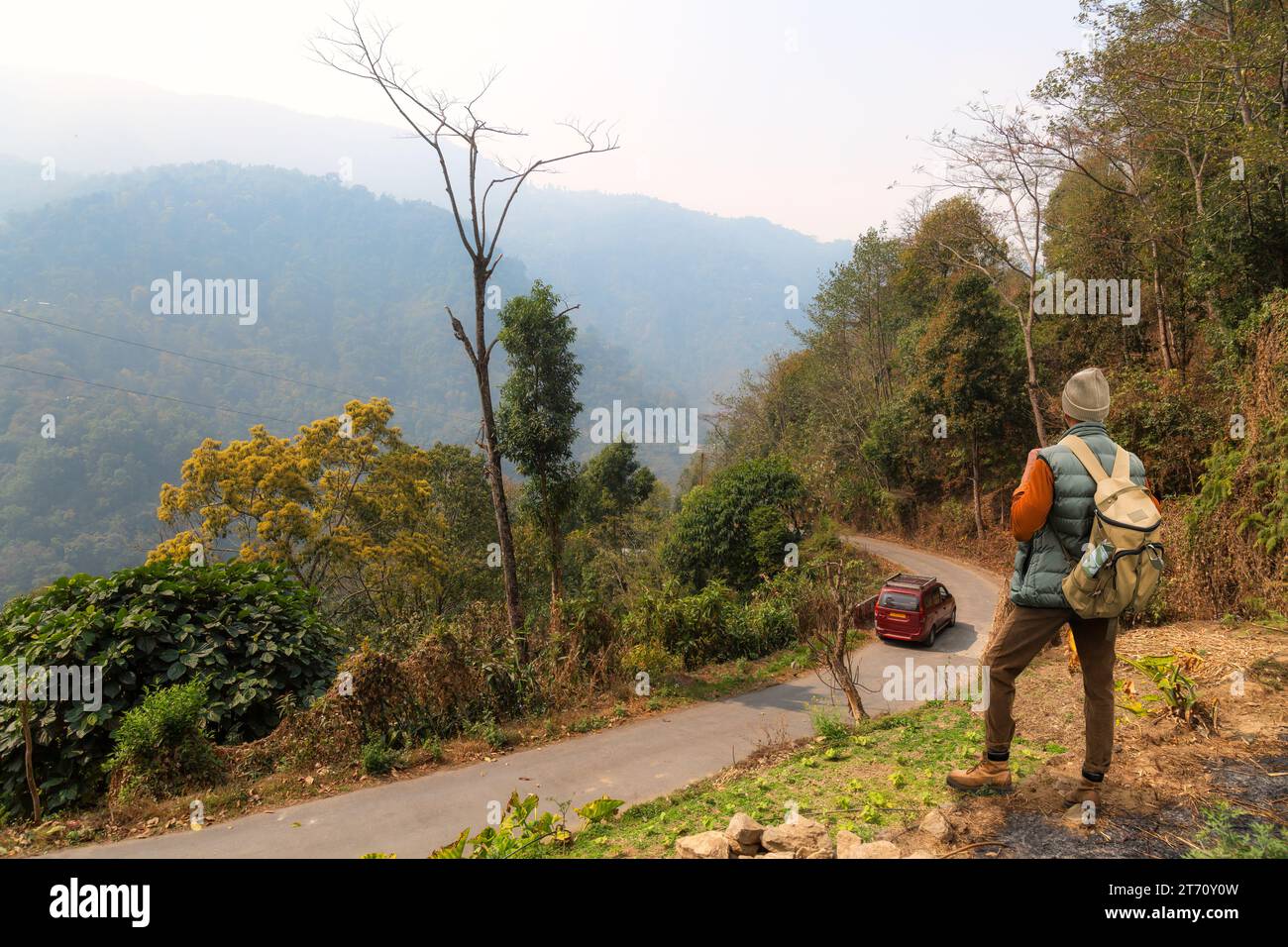 Strada panoramica di montagna con vista della maestosa catena montuosa innevata Kanchenjunga Himalaya a Tinchuley, Darjeeling, India Foto Stock