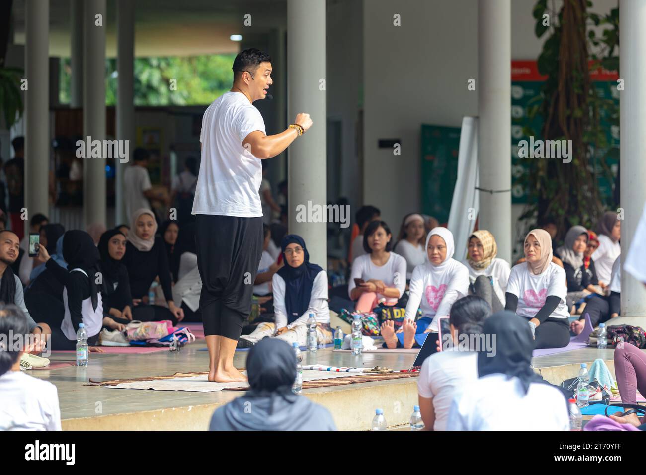 GIACARTA, INDONESIA - 11 NOVEMBRE 2023: Anjasmara Prasetya insegna e pratica yoga con un gruppo di persone non identificate nel Tebet Eco Park di Giacarta Foto Stock