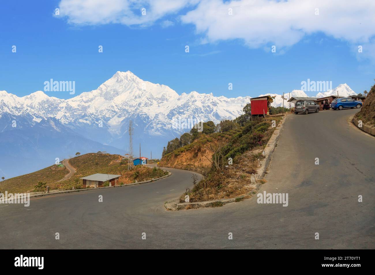 Strada autostradale di montagna con paesaggio himalayano panoramico e vista della catena montuosa dell'Himalaya Kanchenjunga sulla strada per Tinchuley, Darjeeling, India. Foto Stock