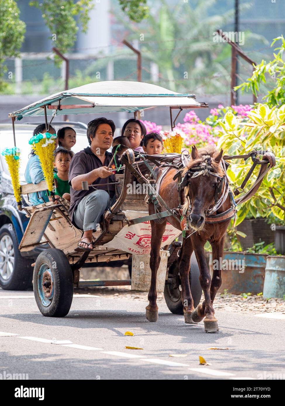 Giacarta, Indonesia - 11 novembre 2023: Persone non identificate in carrozza trainata da cavalli per le strade di Giacarta, Indonesia. Foto Stock