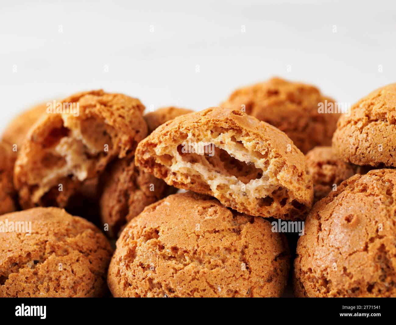 Pila di biscotti amaretti su fondo di marmo bianco - tradizionale pasticceria italiana sarda. Biscotti amaretti a base di mandorle o semi di albicocca con spazio per la copia Foto Stock