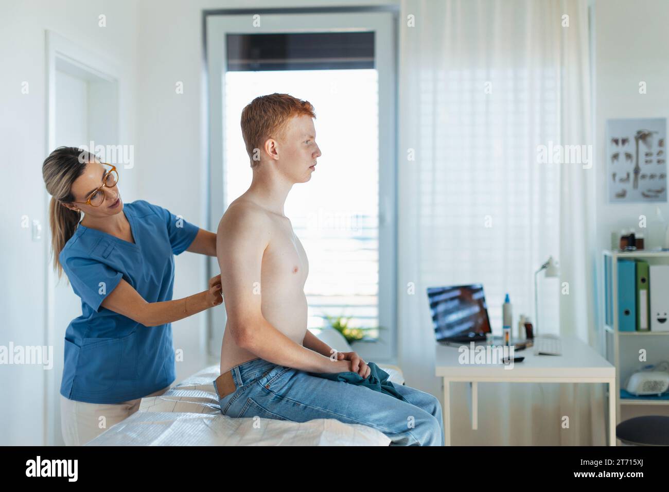 Medico che esamina la pelle del ragazzo adolescente, controlla l'acne e le nei. Screening del cancro cutaneo. Ragazzo in visita al dermatologo per un esame cutaneo preventivo annuale Foto Stock