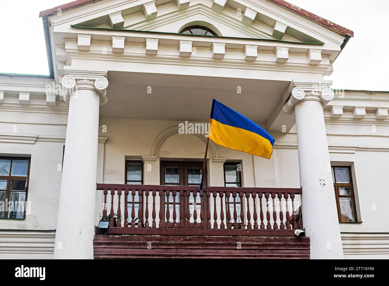 Bandiera Ucraina su un edificio architettonico. Supporto e guerra in Ucraina Foto Stock