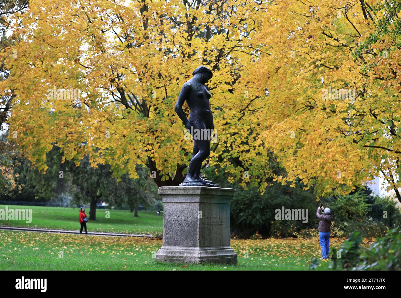 (231113) -- PARIGI, 13 novembre 2023 (Xinhua) -- questa foto scattata il 12 novembre 2023 mostra uno scenario autunnale al parco Montsouris a Parigi, in Francia. (Xinhua/Gao Jing) Foto Stock