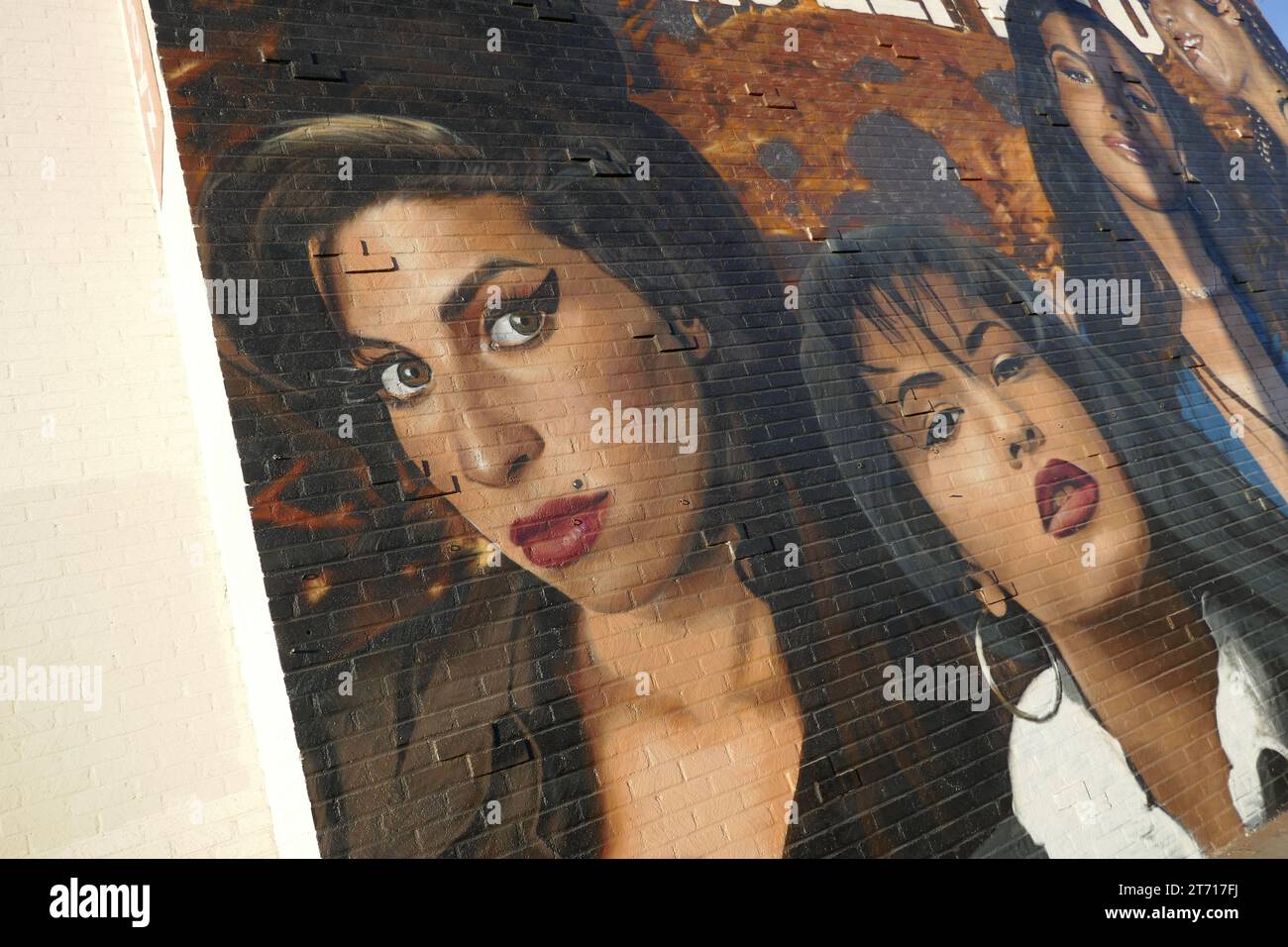 Los Angeles, California, USA 12 novembre 2023 Street Art Mural of Singers Amy Winehouse, Selena, Aaliyah, Lisa ÒLeft EyeÓ Lopes di TLC e Whitney Houston Street Art Mural su Sunset Blvd il 12 novembre 2023 a Los Angeles, California, USA. Foto di Barry King/Alamy Stock Photo Foto Stock