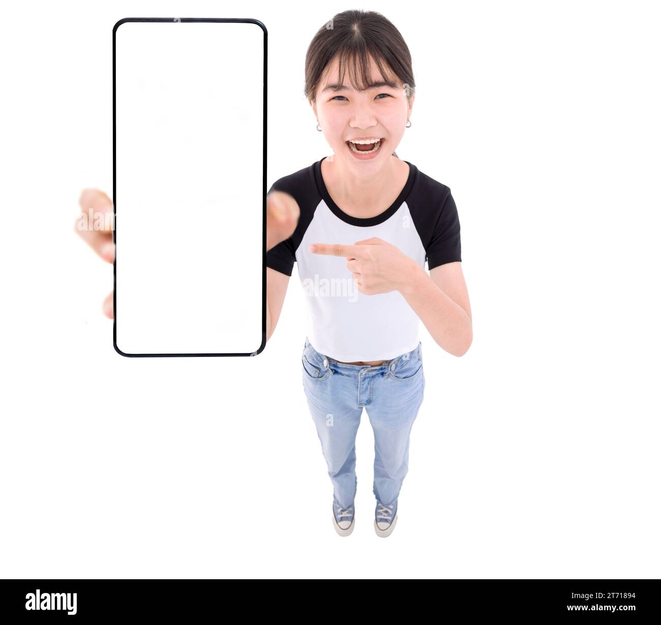 Felice ragazza asiatica tenendo smartphone mockup di schermo vuoto Foto Stock