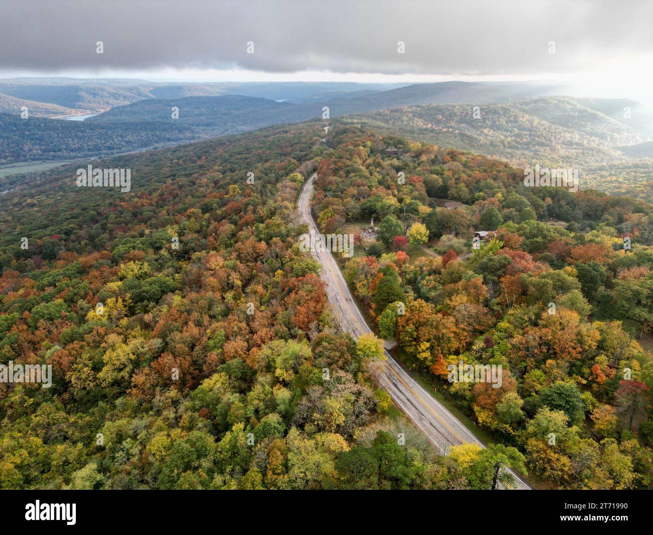 Vista sulla Arkansas State Route 71 che si snoda attraverso le Ozark Mountains Foto Stock