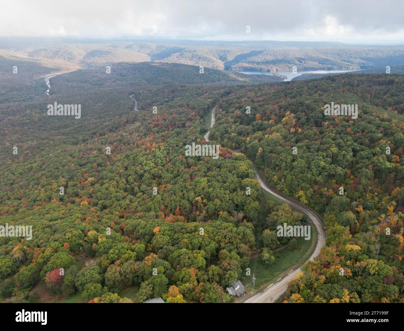 Vista sulla Arkansas State Route 71 che si snoda attraverso le Ozark Mountains Foto Stock
