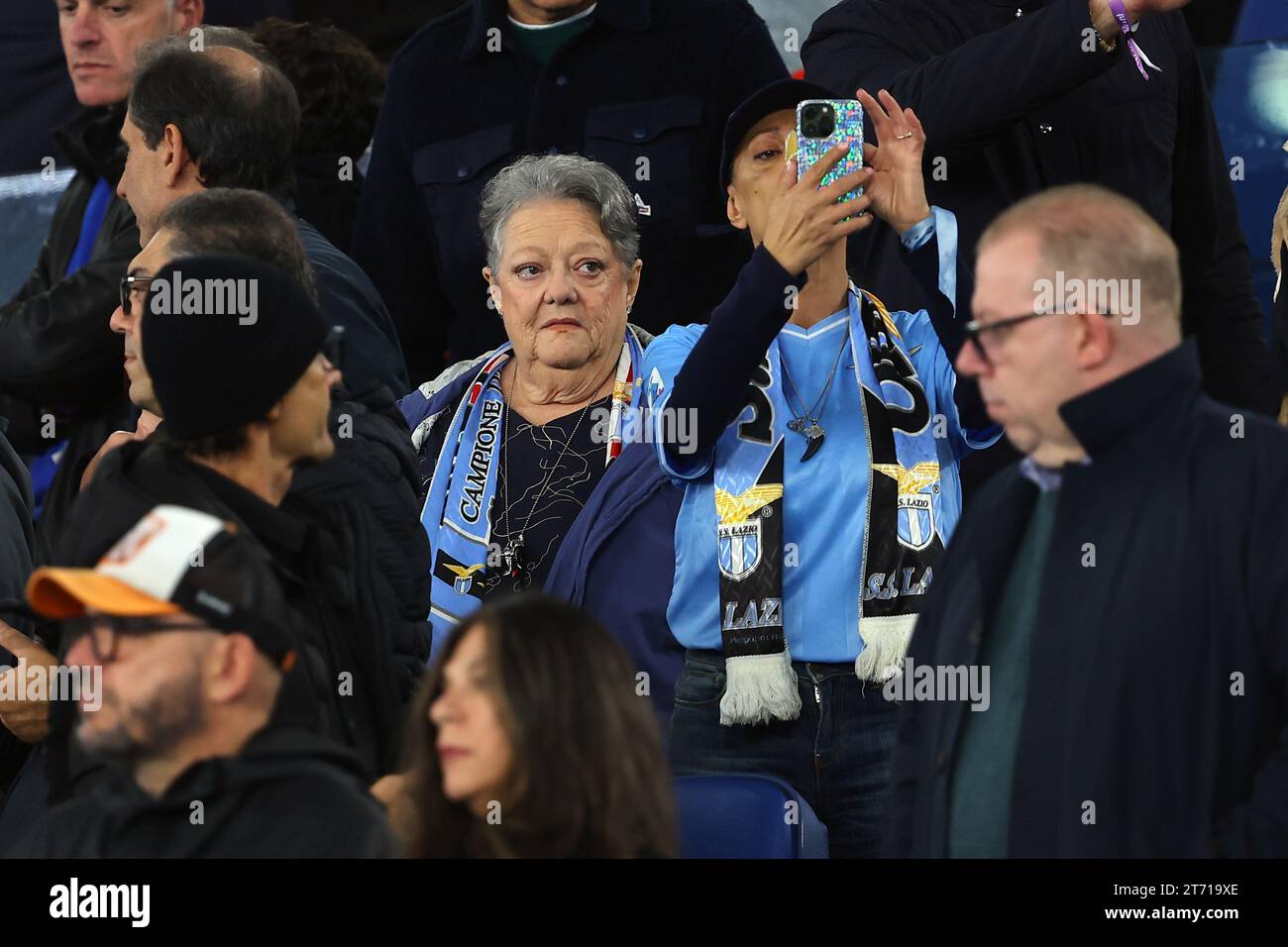 ROMA, Italia - 12.11.2023: VIP in tribuna per assistal derby Lazio Roma, Anna Paratore madre di Giorgia Meloni tifosissima laziale già presente nel Lazio Fiorentina. Foto Stock