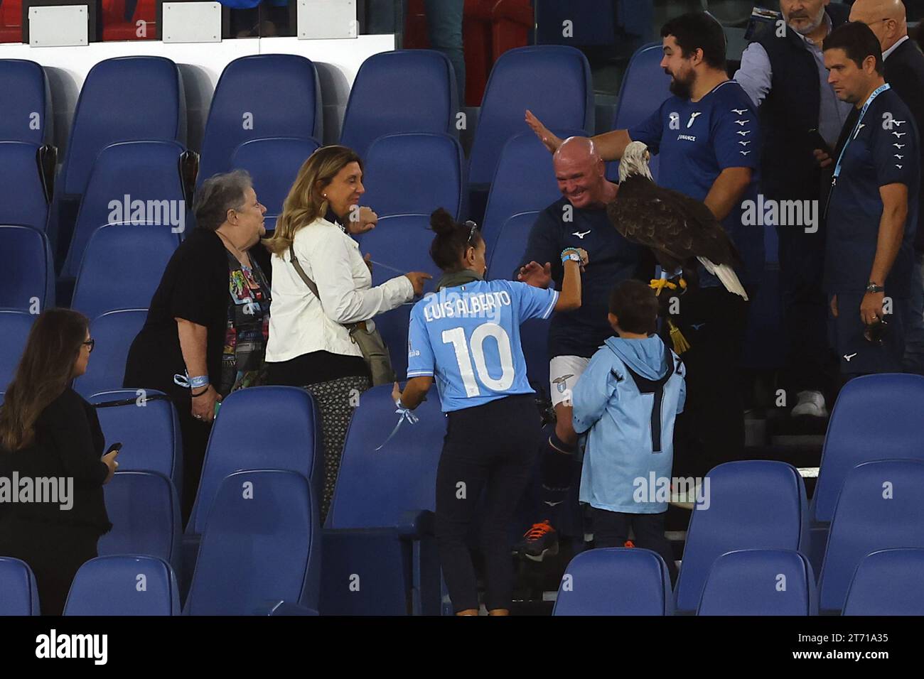 ROMA, Italia - 12.11.2023: VIP in tribuna per assistere al derby Lazio Roma, Anna Paratore madre di Giorgia Meloni tifosissima laziale già presente nel Lazio Fiorentina. Foto Stock