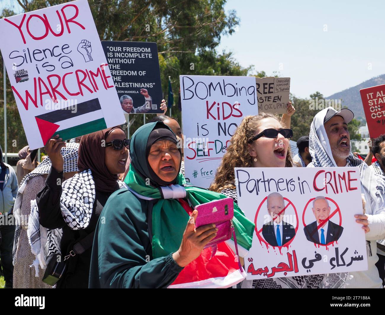 Australia, Canberra, 13 novembre 2023. Centinaia di manifestanti provenienti da tutta l'Australia si riuniscono davanti al Parlamento per chiedere che il governo australiano sostenga un cessate il fuoco a Gaza e sollevi la sua voce contro la guerra genocida di Israele contro i palestinesi. Crediti: Leo Bild/Alamy Live News Foto Stock