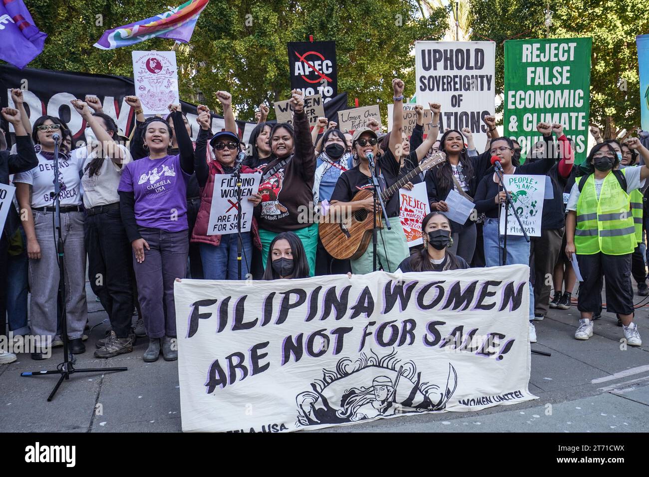 Un gruppo di donne urla i loro slogan durante la manifestazione. L'Asia-Pacific Economic Cooperation (APEC) ospiterà il suo summit del 2023 a San Francisco, California, dall'11 al 17 novembre, principalmente al Moscone Center. Il vertice attira leader e rappresentanti commerciali di varie nazioni, impegnandosi in discussioni su diverse questioni globali. Tuttavia, il 12 novembre, una protesta sostanziale si svolge per le strade di San Francisco, attirando migliaia di manifestanti di vari gruppi, tra cui quelli che sostengono il cambiamento climatico e le cause pro-Palestina. I manifestanti m Foto Stock